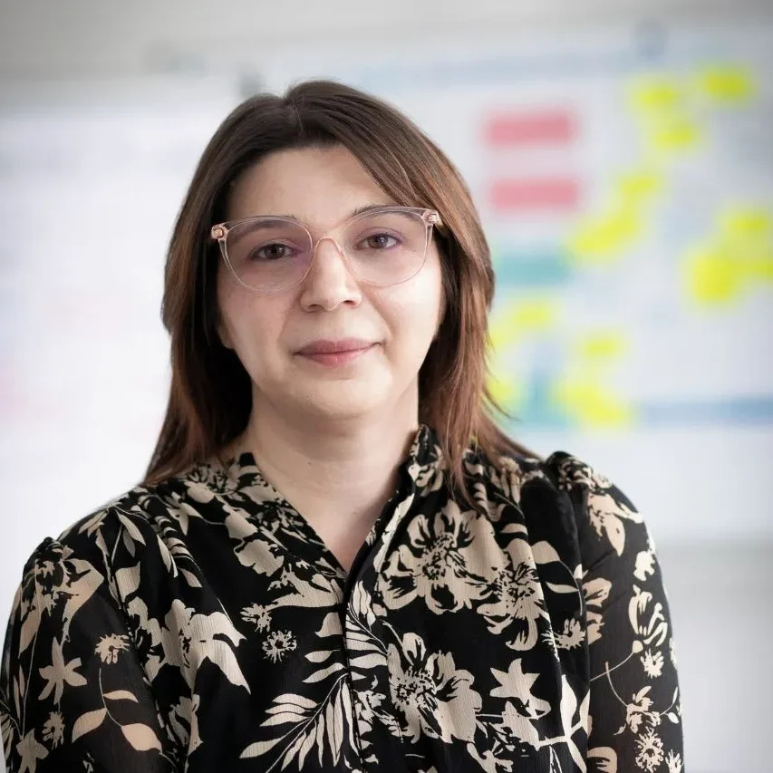 Porträt von Lisa Treml von Aaltera vor Workshop-Board zur sozialen Arbeit und Beratung